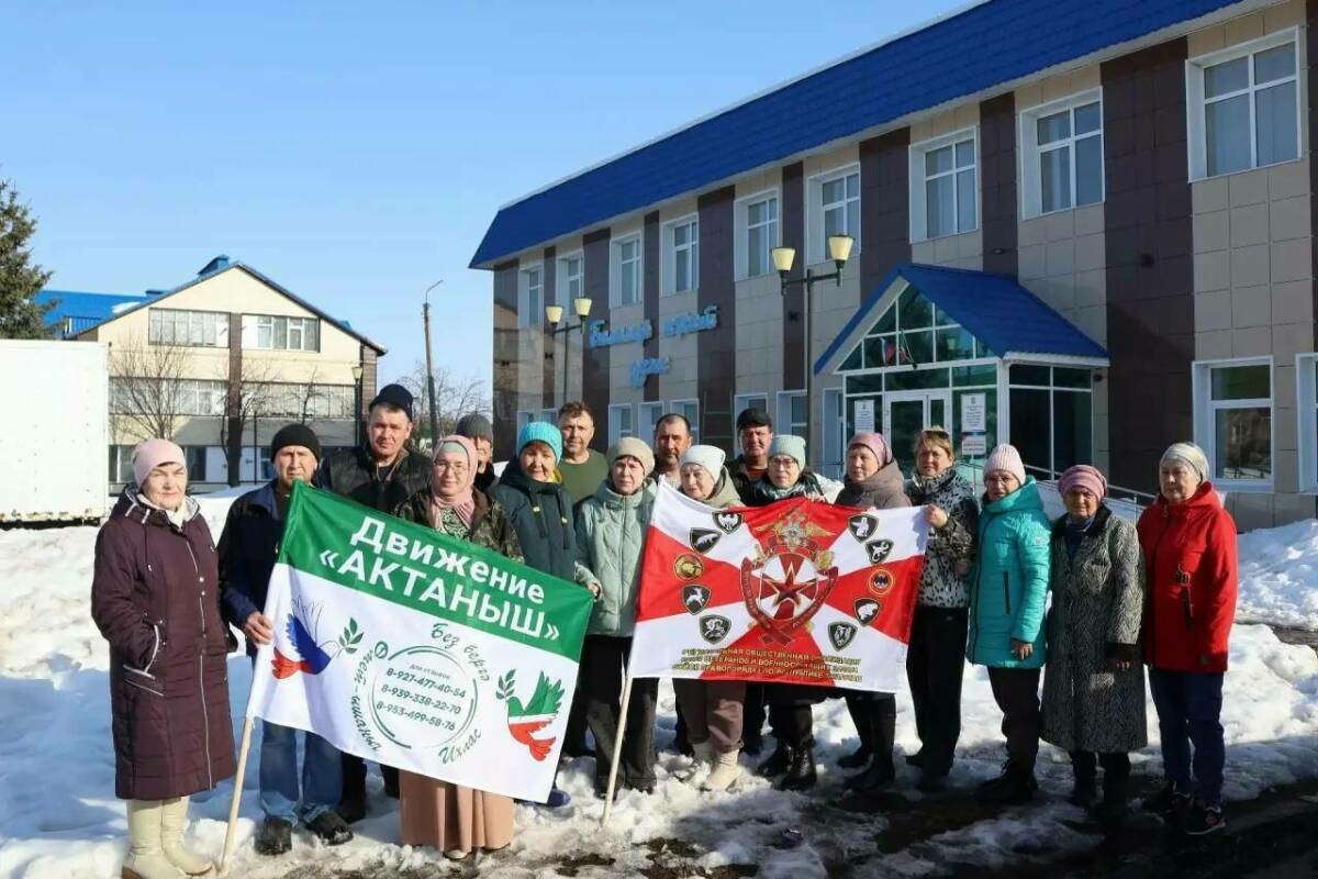 Актаныш волонтерлары махсус операция зонасына җибәрү өчен 60 маскировка челтәре тапшырды