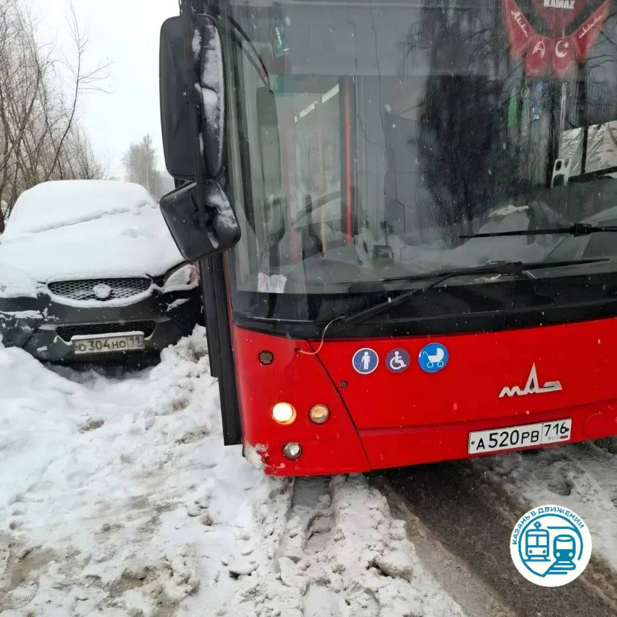 Казанда 55нче автобус юл өстендә куеп калдырылган машина аркасында юл һәлакәтенә эләккән