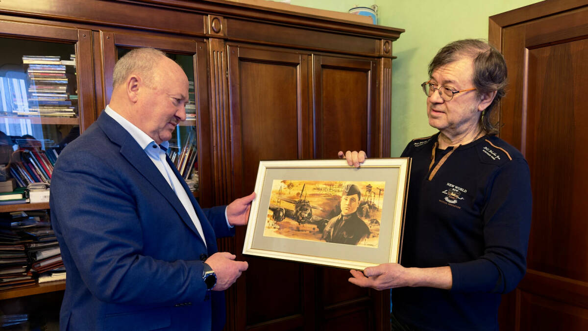 Рәссам Ильяс Айдаров Равил Әхмәтшинга хәрбиләр өчен картиналар тапшырды