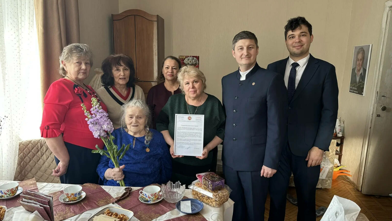 Татарстанның Петербургтагы вәкиллегендә тыл хезмәтчәнен 100 яшьлеге белән котладылар