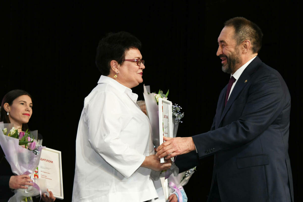 Алексей Песошин «Ел хатын-кызы» республика конкурсында җиңүчеләрне бүләкләде