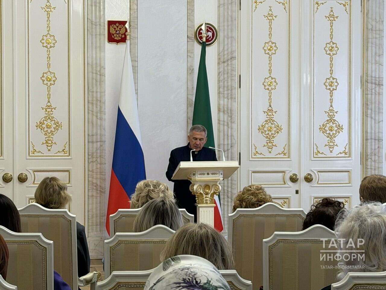 Рөстәм Миңнеханов волонтерлык, патриотлык эшендә актив хатын-кызларны бүләкли