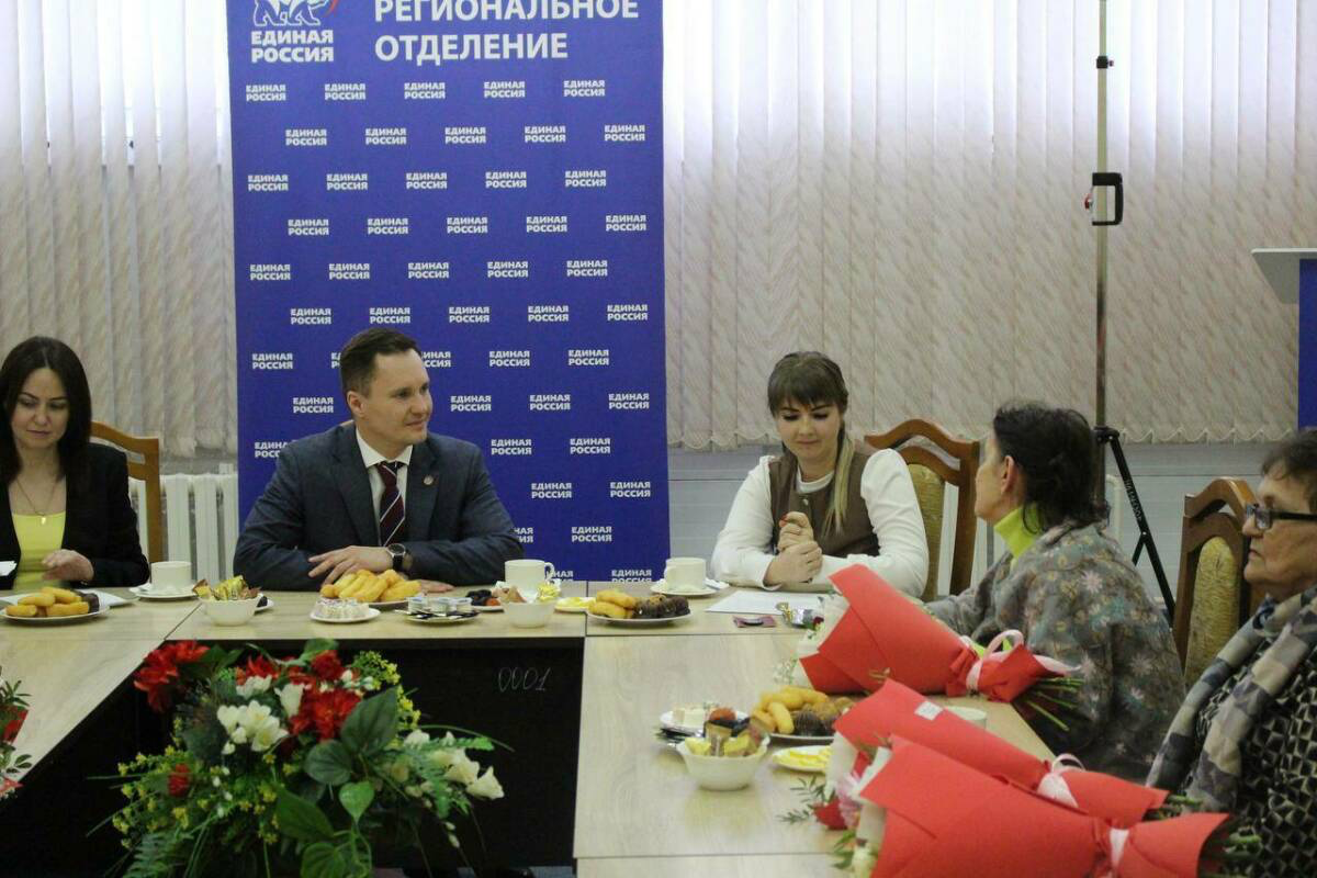 Яңа Чишмә районы башлыгы махсус операция геройларының әниләре һәм хатыннары белән очрашты