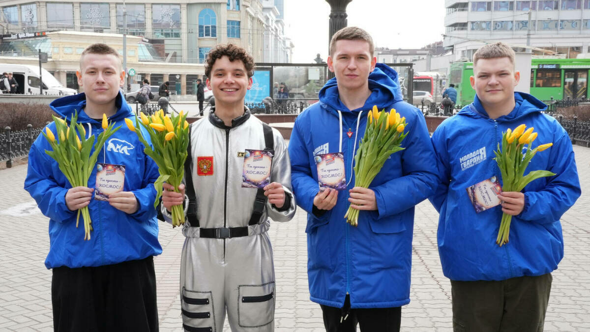 Казанда яшь гвардиячеләр хатын-кызларга Космонавтика көне уңаеннан чәчәкләр бүләк итте