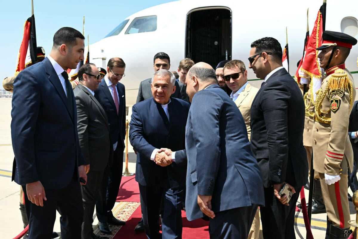 Миңнеханов Каһирәдә Муса Бигиев каберен зиярәт кылды – кабер дистә еллардан соң табылды