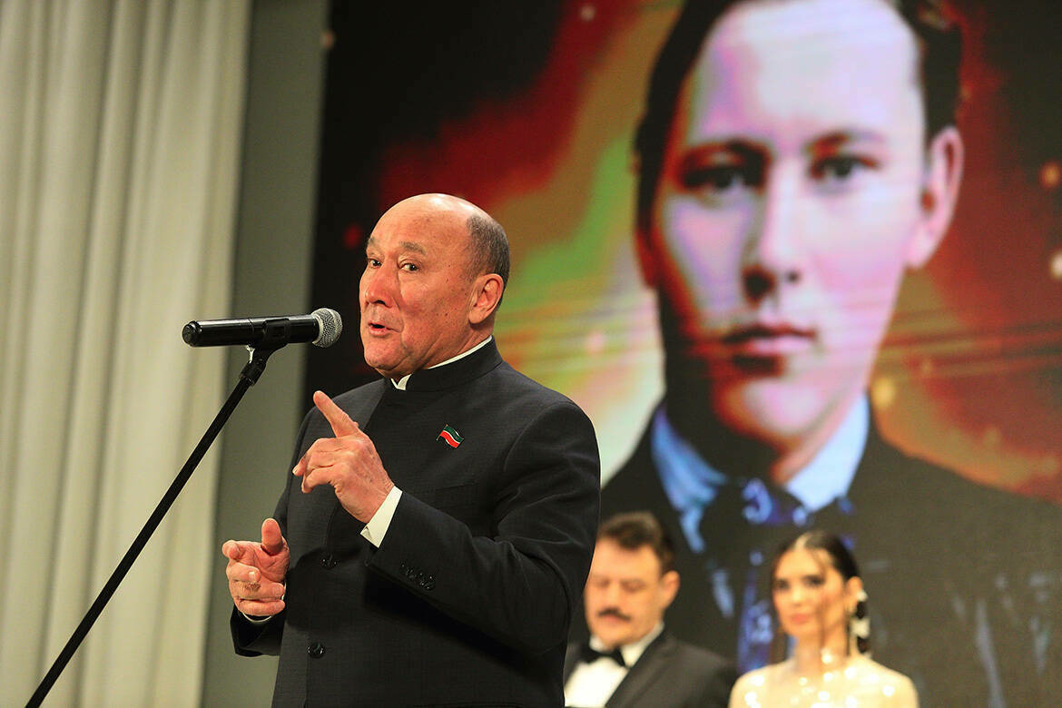 Марат Әхмәтов «Тукай йолдызлыгы» конкурсында җиңүчеләрне бүләкләде