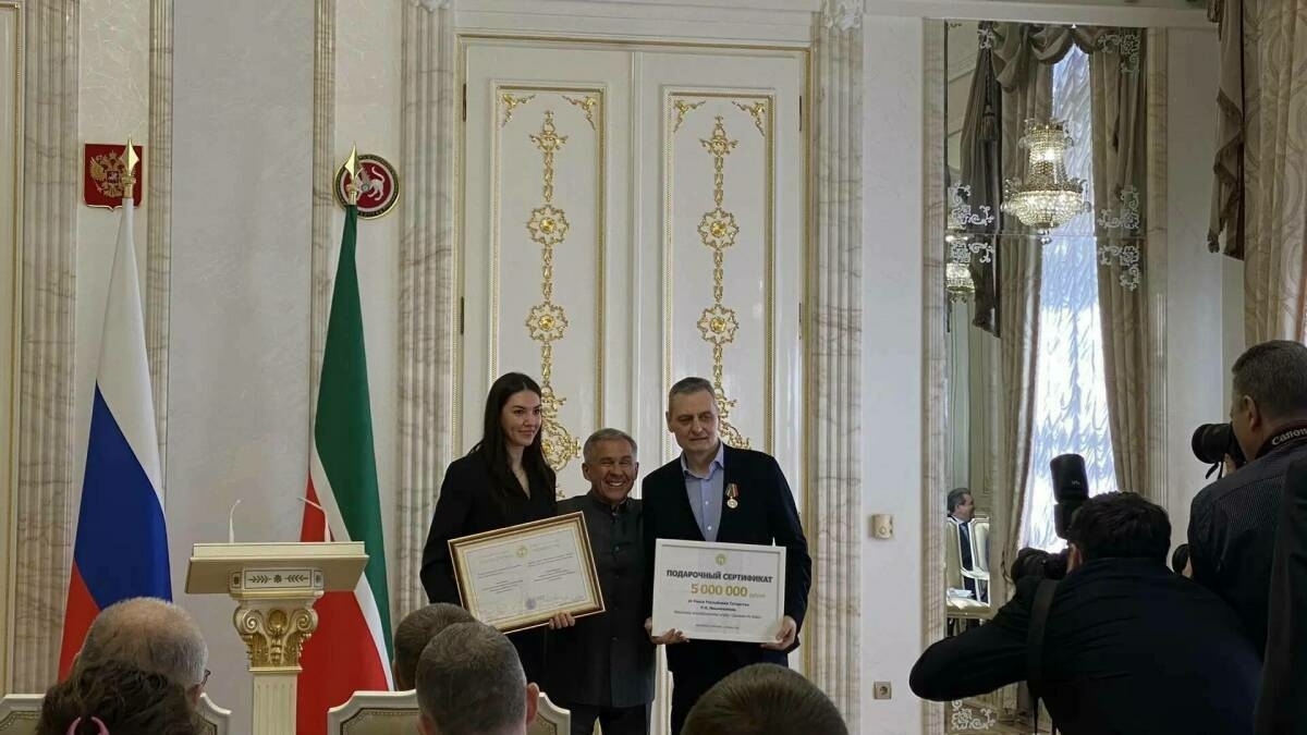 Миңнеханов «Динамо-Ак Барс»ны чемпион калуы белән котлап 5 млн сумлык сертификат тапшырды