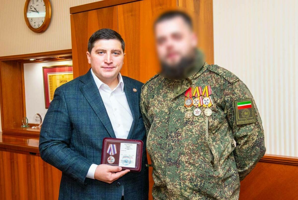 Махсус операциядә катнашучы хәрби Радмир Беляевка Z «Тыл хезмәтчәне» медален тапшырды