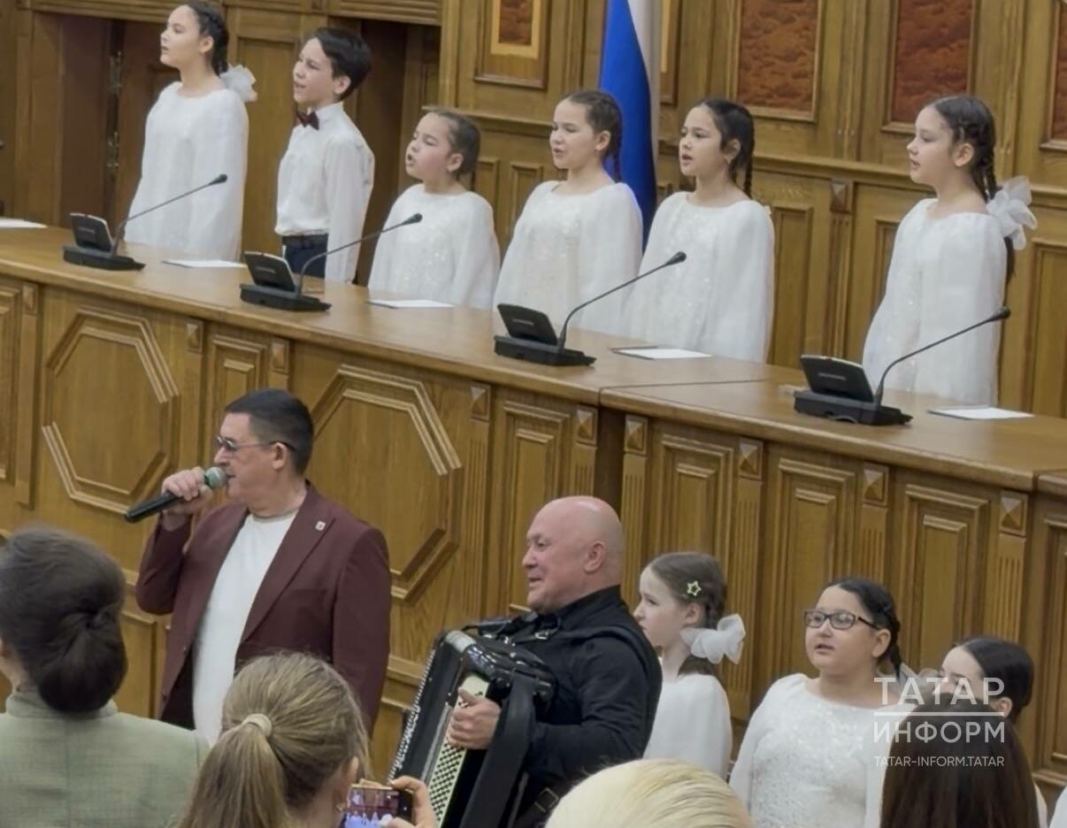«Парламент дәресе» бәйгеләре җиңүчеләрен бүләкләү чарасында Салават Фәтхетдинов җырлады