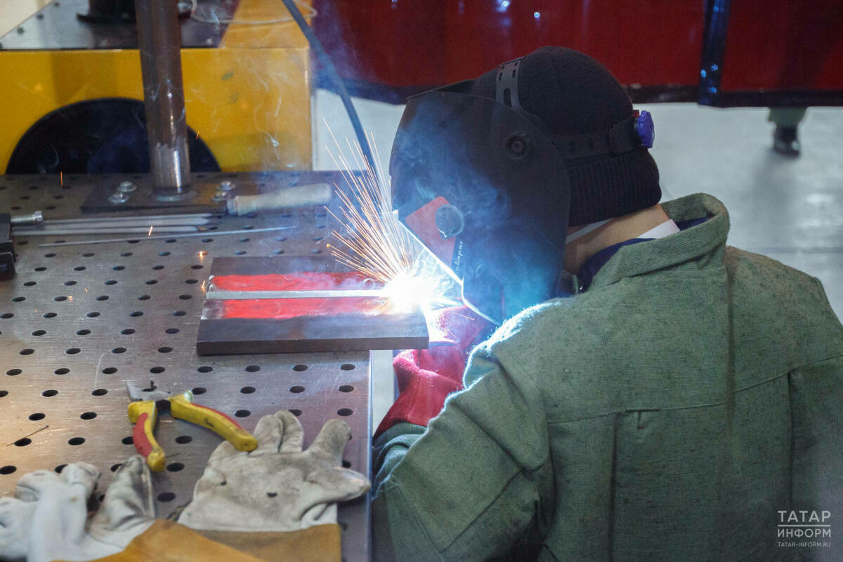 Россиядә эретеп ябыштыручылар һәм слесарьларның кереме 500 мең сумга кадәр җитә