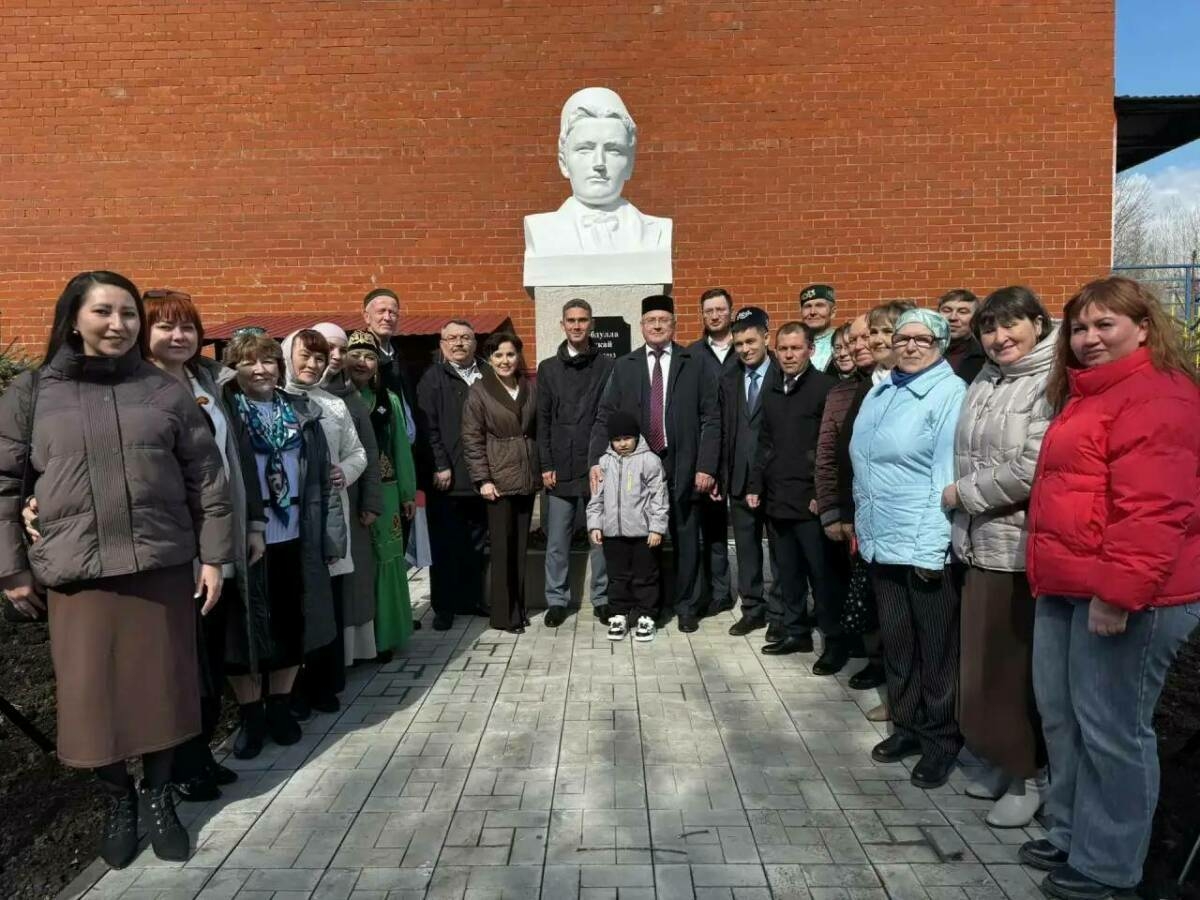 Менделеевск районы халкы үзара салым акчасына Габдулла Тукай бюстын төзекләндерде
