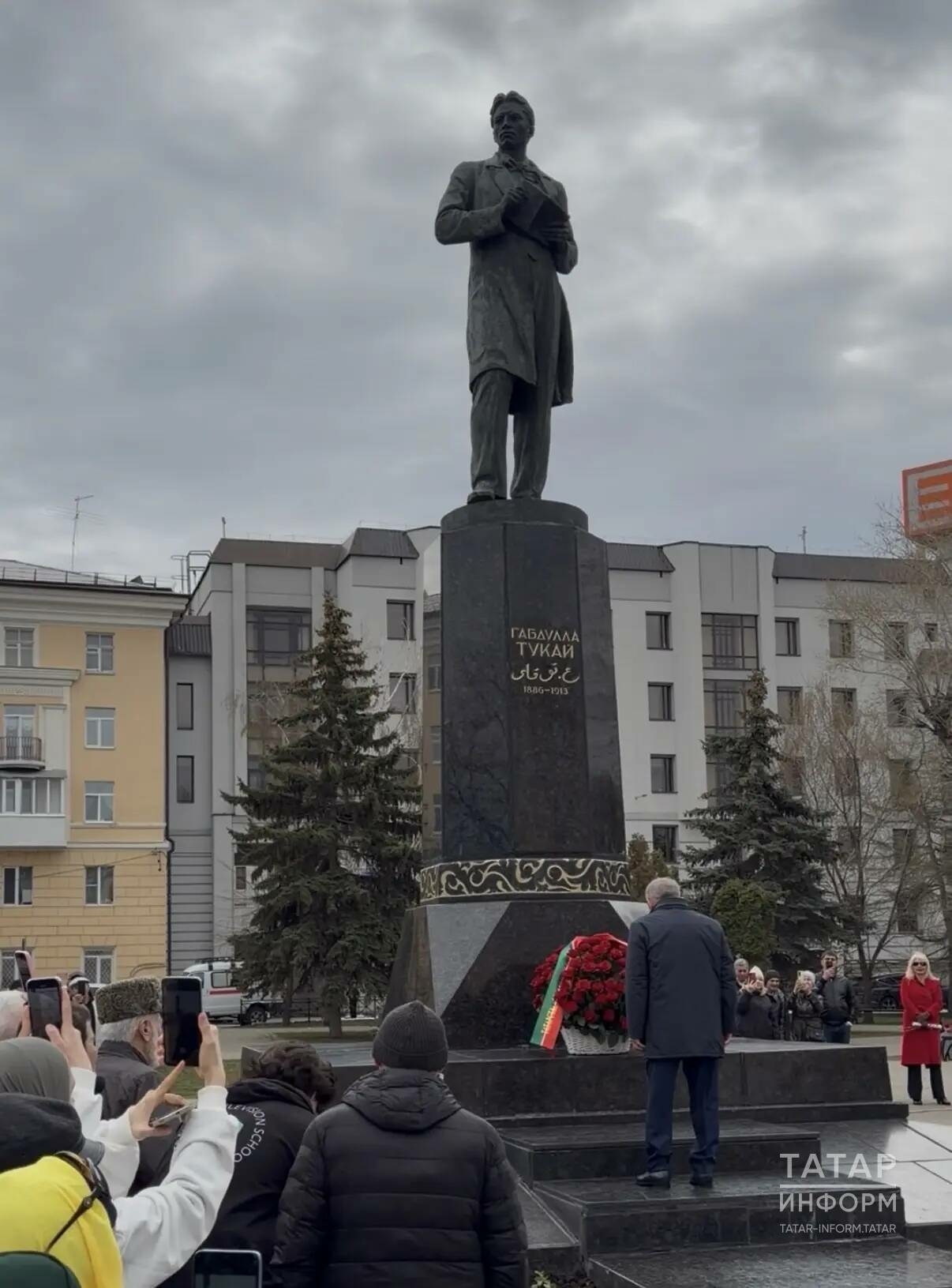 Рөстәм Миңнеханов һәм татар җәмәгатьчелеге Габдулла Тукай һәйкәленә чәчәкләр салды