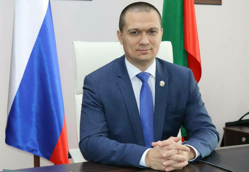 Рөстәм Заһидуллин Татарстанның нотариаль берләшмәсен һөнәри бәйрәмнәре белән котлады