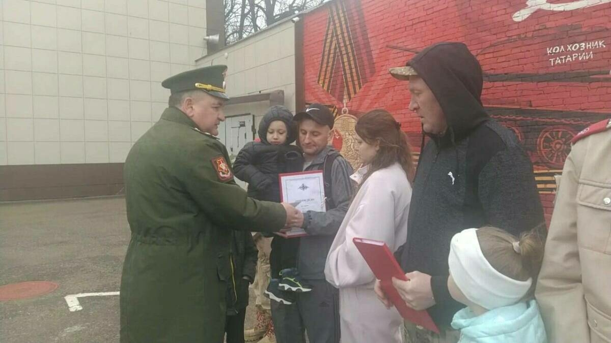 Бөгелмәдә контрактникларга юлга чыгар алдыннан мәктәп укучылары язган хатлар тапшырылды