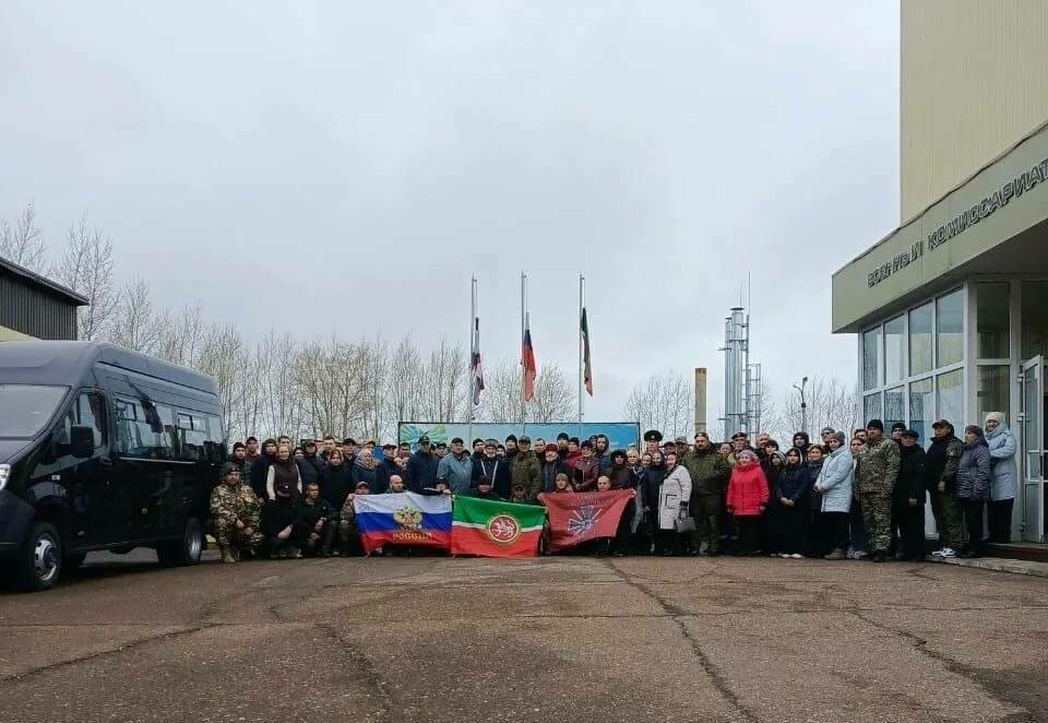 Түбән Камада Саклану министрлыгы белән килешү төзегән 12 кешене хәрби хезмәткә озаттылар