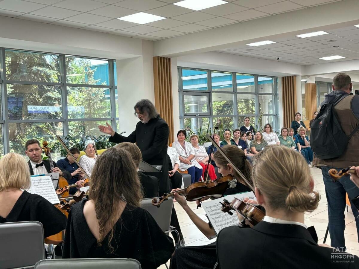 La Primavera оркестры Республика клиник хастаханәсе шәфкать туташлары алдында чыгыш ясады