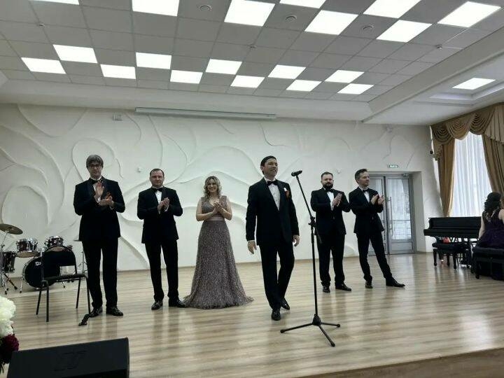 Татарстанның халык артисты Владимир Васильев Зәй музыка мәктәбендә концерт куйды