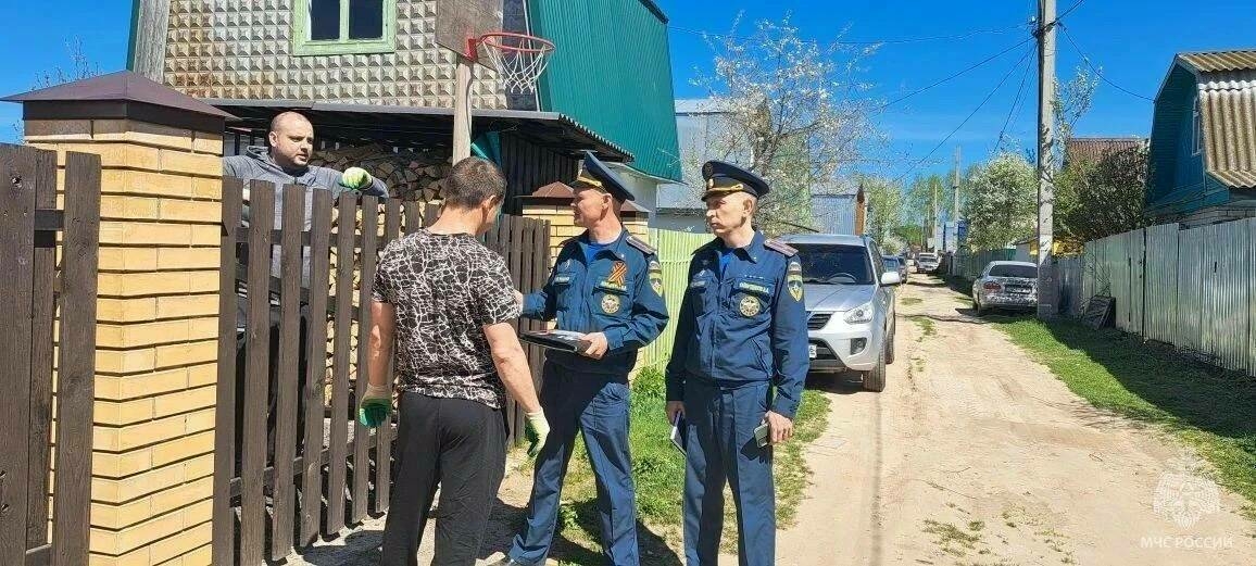 Казан янында бакчачылар янгын куркынычсызлыгы кагыйдәләрен үтиме-юкмы икәнен тикшерәләр