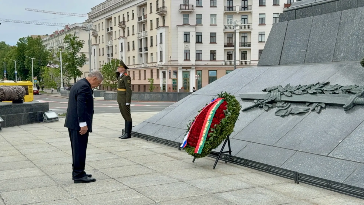 Рөстәм Миңнеханов Минск шәһәре Җиңү монументы янында хәрбиләрне искә алды