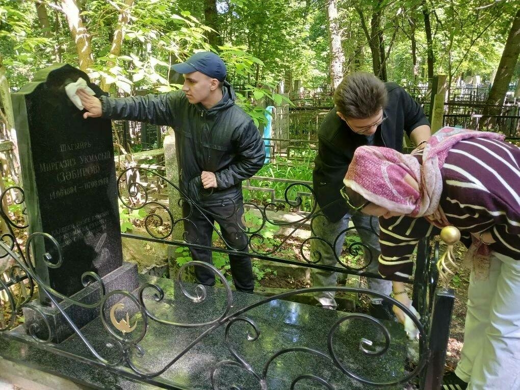 Казан кооператив институты шәкертләре татар әһелләренең каберләрен тәртипкә китерде
