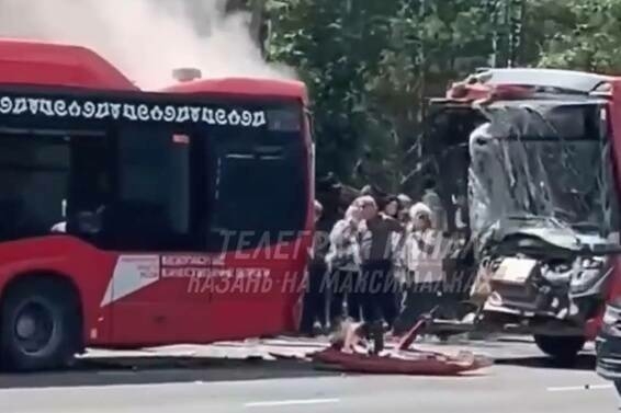 Казанның Горький шоссесында ике кызыл автобус бәрелешкән, зыян күрүчеләр бар