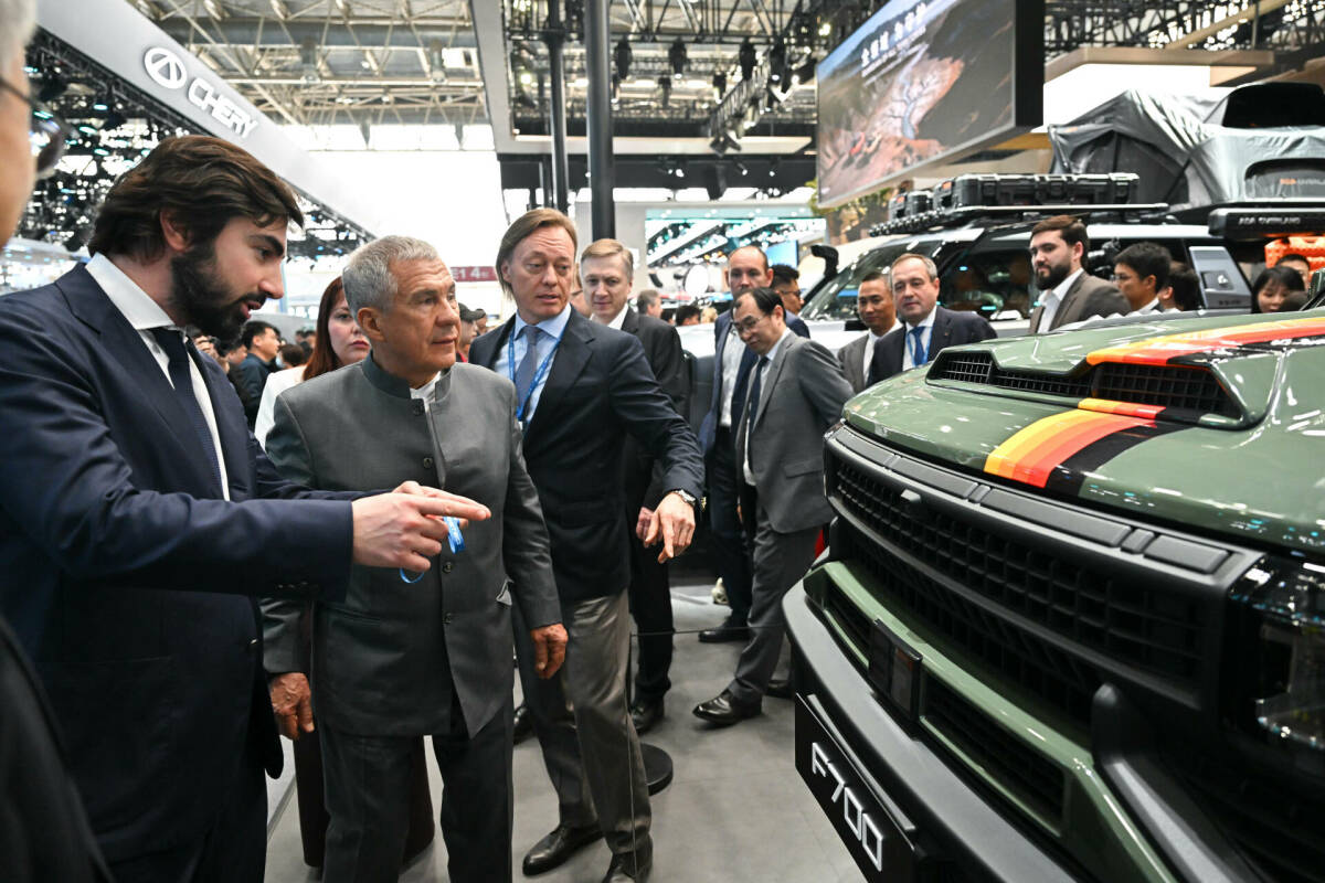Миңнеханов «Auto China 2026» автомобиль күргәзмәсендә яңа технологияләр белән танышты