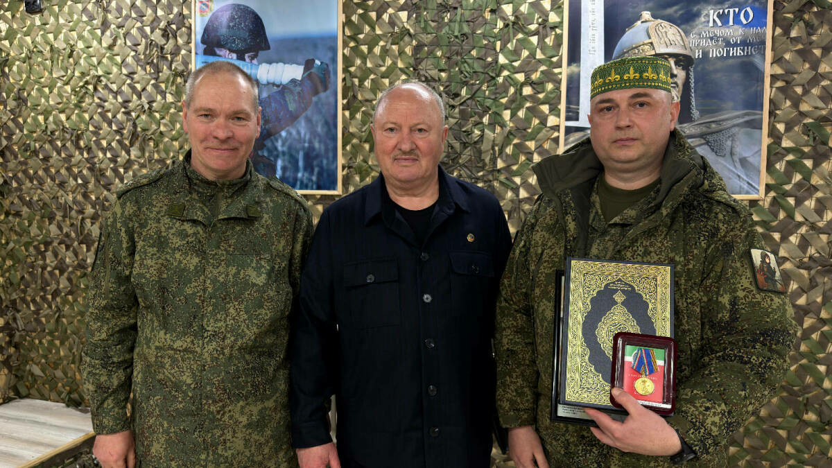 Равил Әхмәтшин махсус операциядә катнашучыларны якынлашып килүче Җиңү көне белән котлады