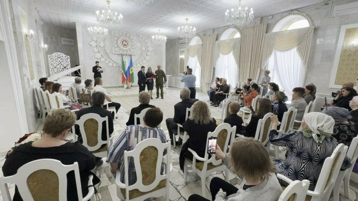 Түбән Камада махсус операциядә катнашучыларның 20 гаиләсенә дәүләт бүләкләре тапшырылды