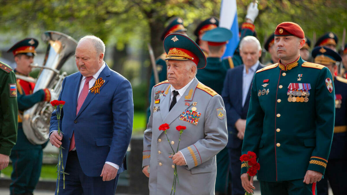 Татарстан вәкилләре 9 Май алдыннан Мәскәүнең Александр бакчасында чәчәкләр салды