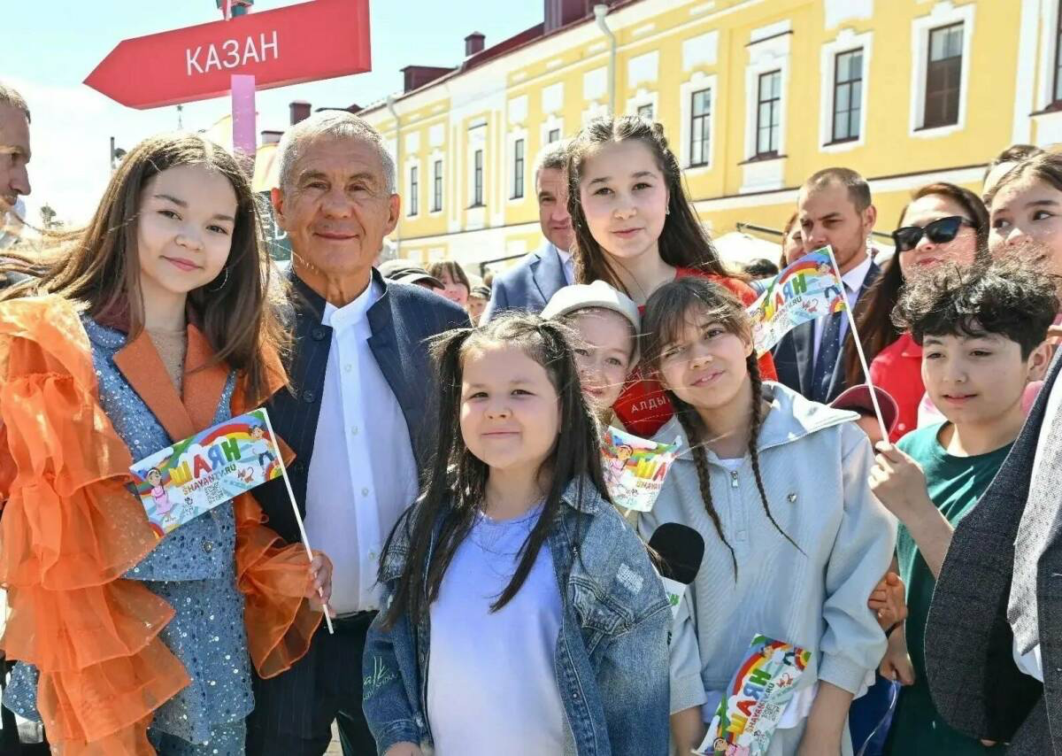 Рөстәм Миңнеханов: Татарстанда балаларның мәнфәгатьләре һәрвакыт беренче урында