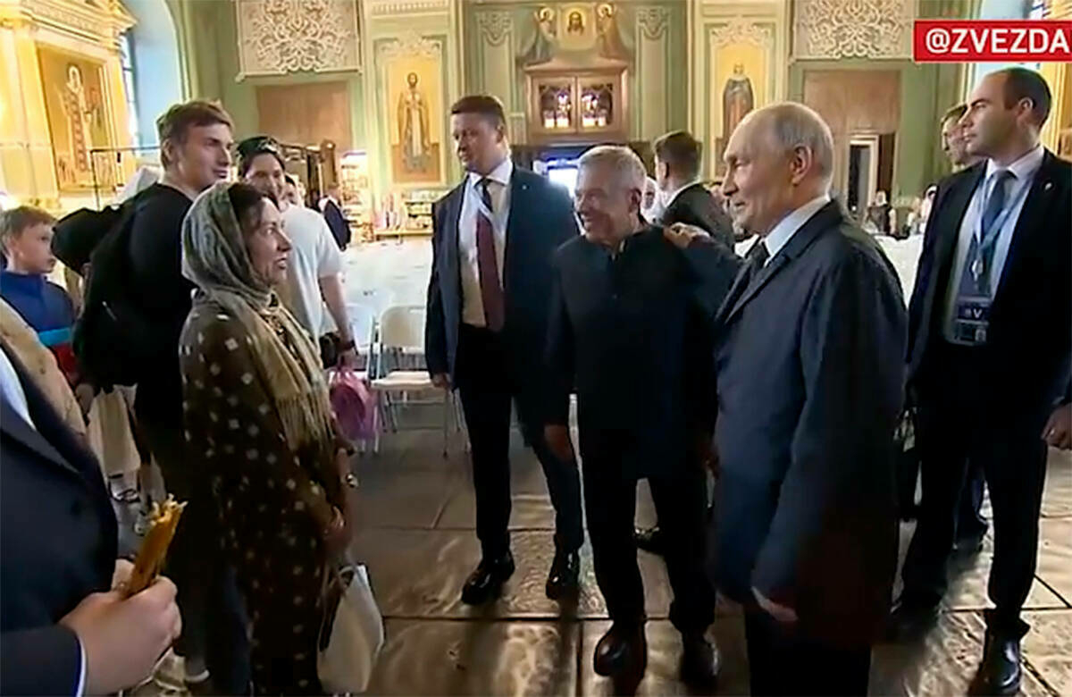 Путин Казан Кремлендәге чиркәү белән мәчеттә булды һәм дин тотучылар белән аралашты