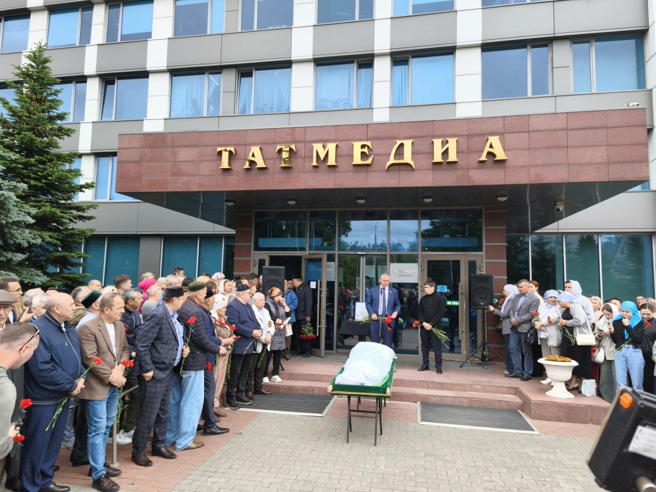 Радик Сабиров белән хушлашуда: Иртәдән кичкә кадәр ялсыз эшкә бирелеп эшләде