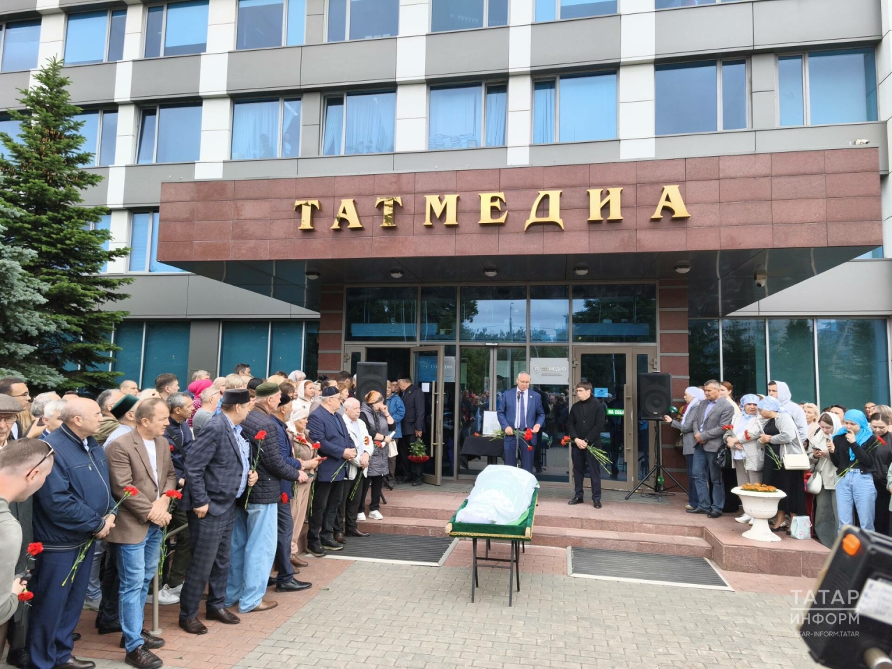 Радик Сабиров белән хушлашуда: Иртәдән кичкә кадәр ялсыз эшкә бирелеп эшләде
