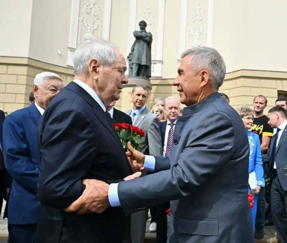 Галимова Миңнеханов, Шәймиев һәм Мөхәммәтшинның Пушкин һәйкәле янындагы фотосын күрсәтте