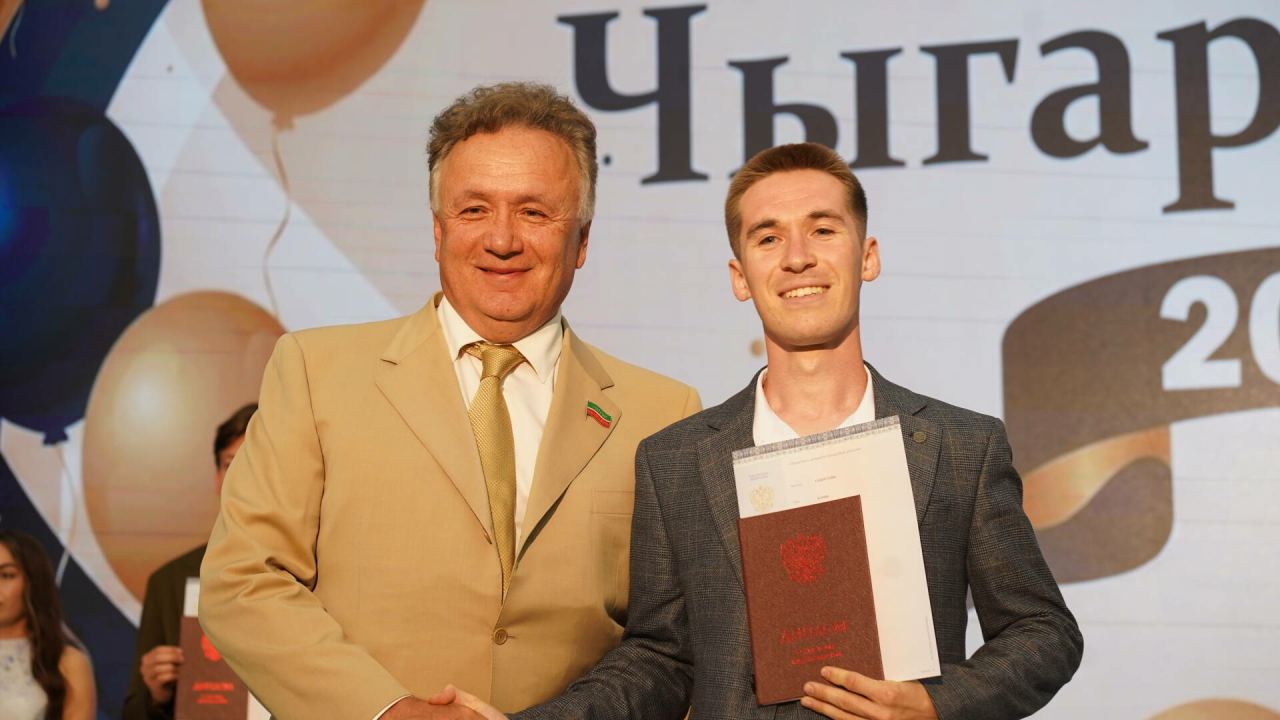 Илшат Әминов: Татар халкының уты сүнмәячәк һәм сез аны киләчәккә алып барачаксыз