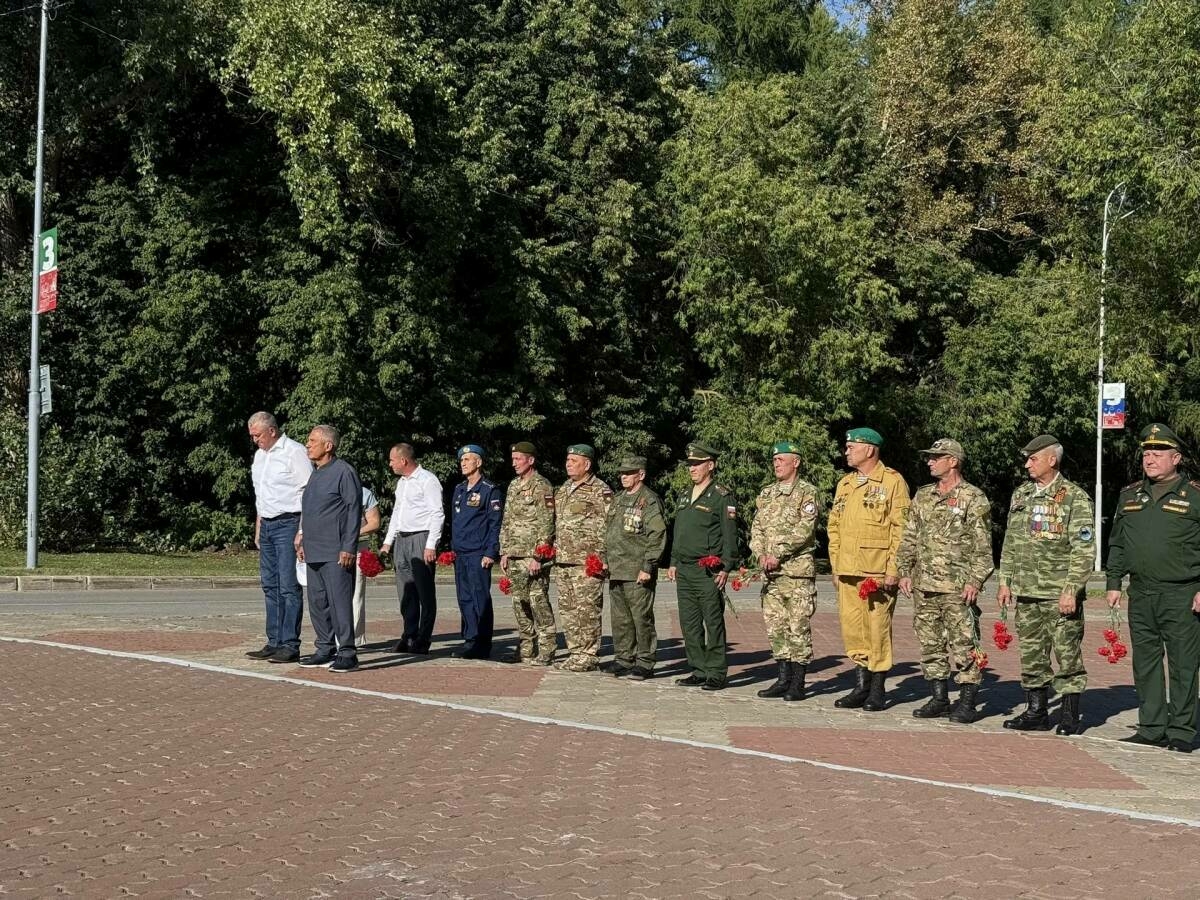 Рөстәм Миңнеханов Зәйдә махсус хәрби операциядә катнашучылар мемориалына чәчәкләр салды