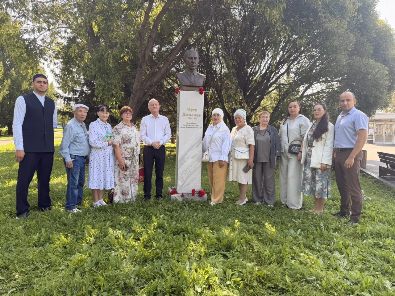 Свердловск өлкәсендә Муса Җәлил һәйкәленә чәчәкләр салдылар