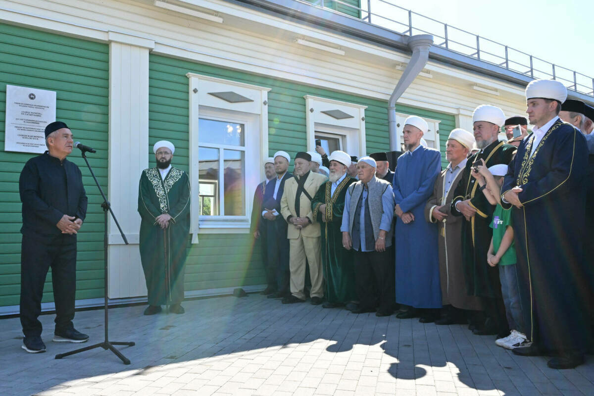 Татарстан Рәисе Казанда төзекләндерелгән «Рәҗәп»  мәчетендә булды