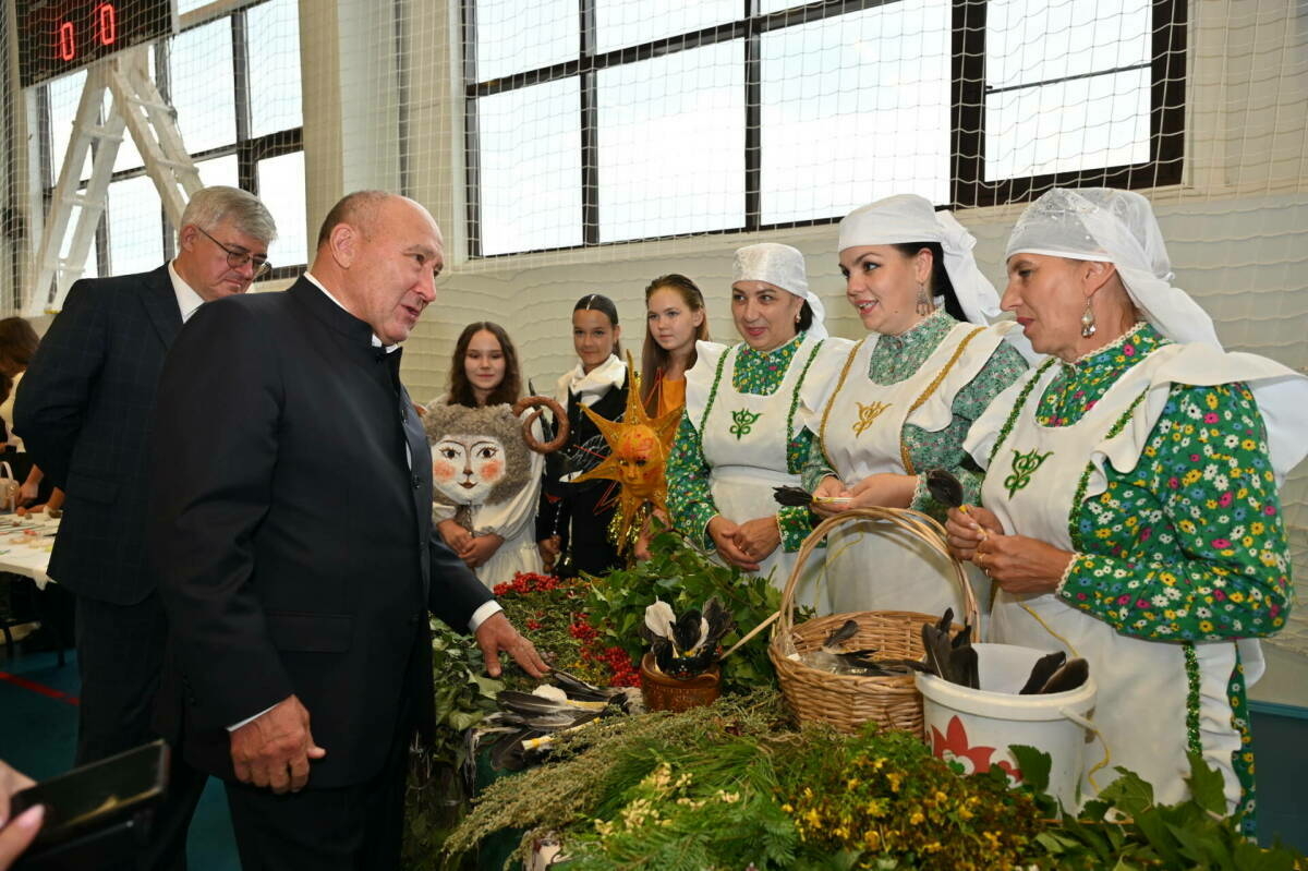 Марат Әхмәтов балаларга туган телне өйрәтүдә яңа алымнар эзләргә кушты