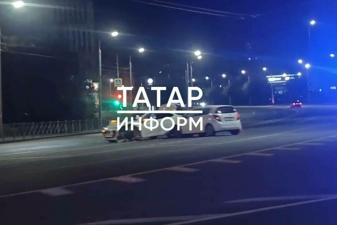 Төнлә Казанда «Тандем» янында ике җиңел машина бәрелешкән