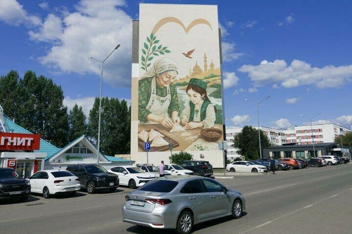 Чаллыда татар әбие һәм өчпочмак сурәтләнгән мурал ачтылар