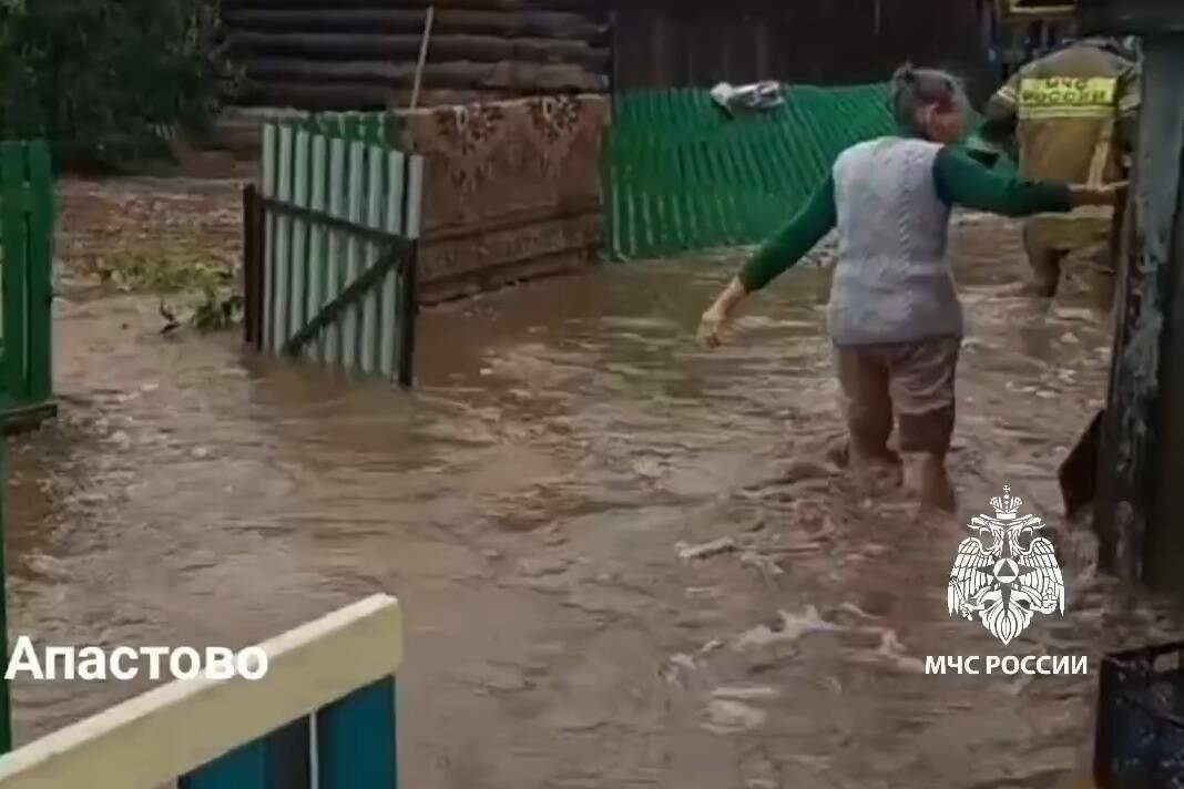 Апаста көчле яңгыр нәтиҗәсендә юллар, участоклар һәм йортларны су баскан – видео