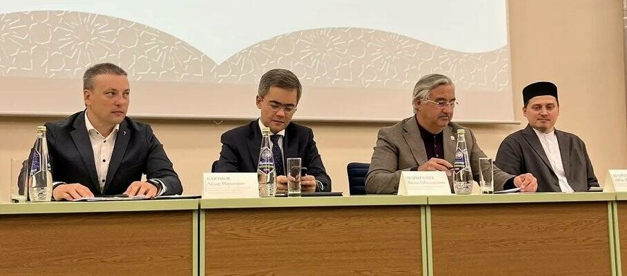 Васил Шәйхразыев Әлмәттә хәләл продукция җитештерүчеләр белән очрашты