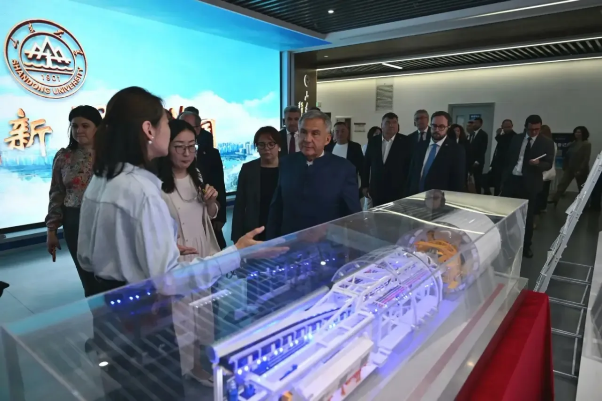 Миңнеханов Цяньфошань кампусында Идарә итү системалары һәм инженерлык институтында булды