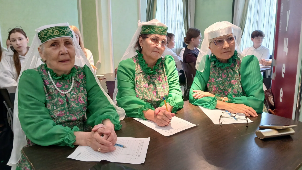 Ижевскида Россия халыклары телләре көнендә Рәсүл Хәмзәтов әсәрләре буенча диктант яздылар